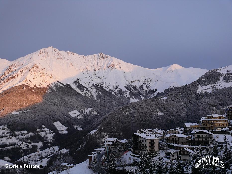 Primi raggi di sole sul Menna e Zambla innevati.JPG